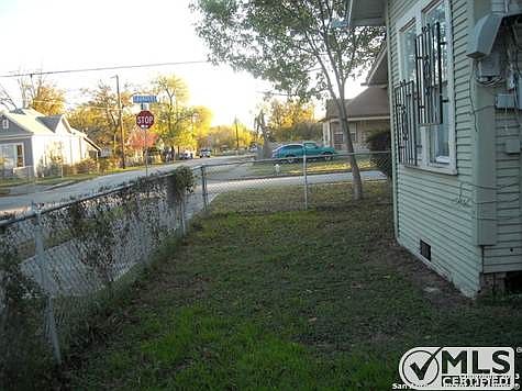 2nd image of 2001 Saunders Ave