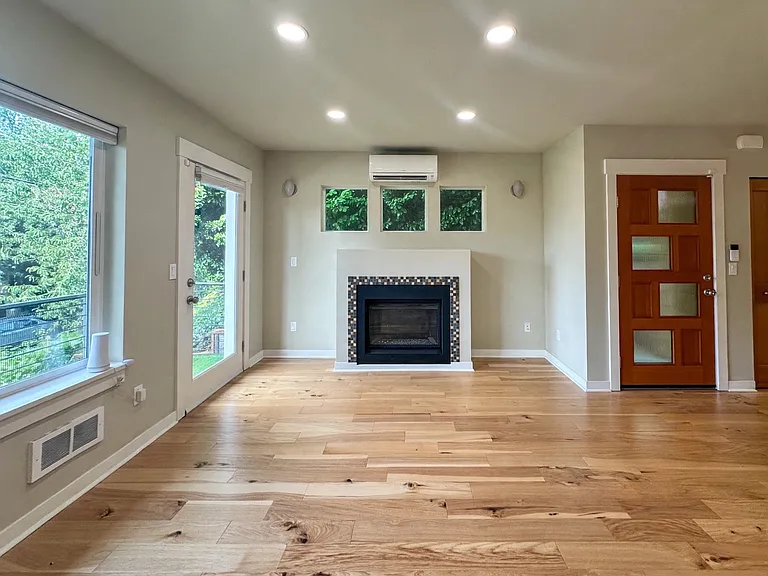 15 W Florentia St — Photo 3