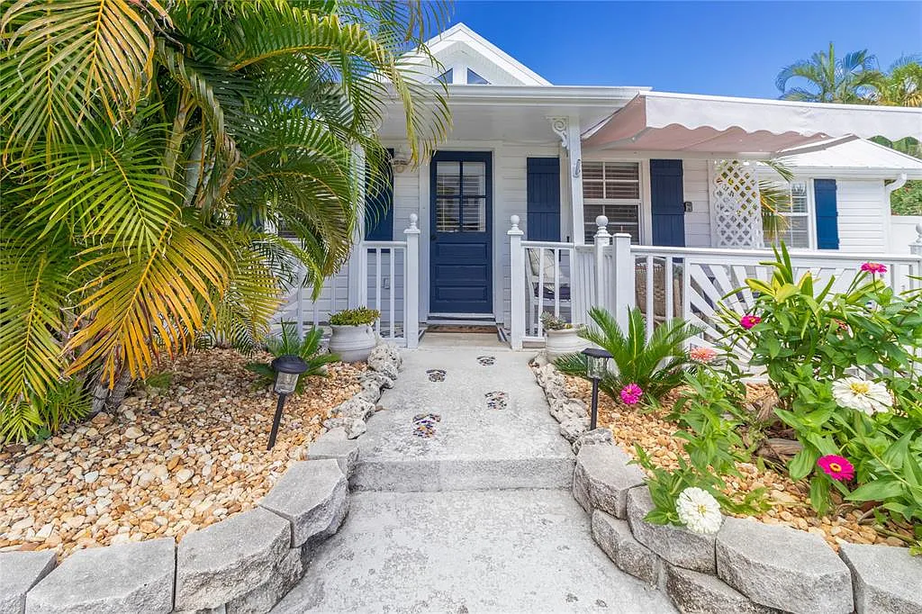 2 bed, 2.0 bath, 1650 sqft, $7,850 — Photo 3