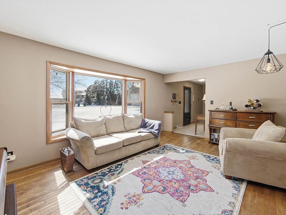 10726 Crestview DRIVE, Cedarburg, WI 53012 | MLS #1954410 | Zillow