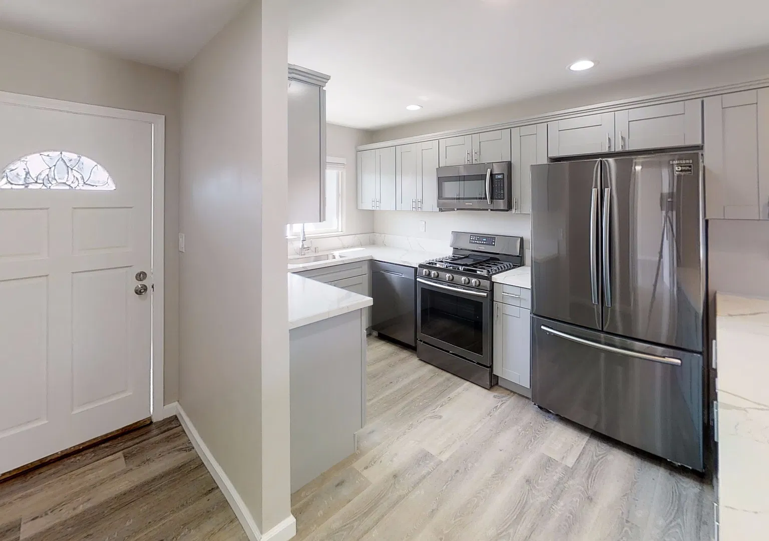 5BD/2BA with Garage! — Photo 3
