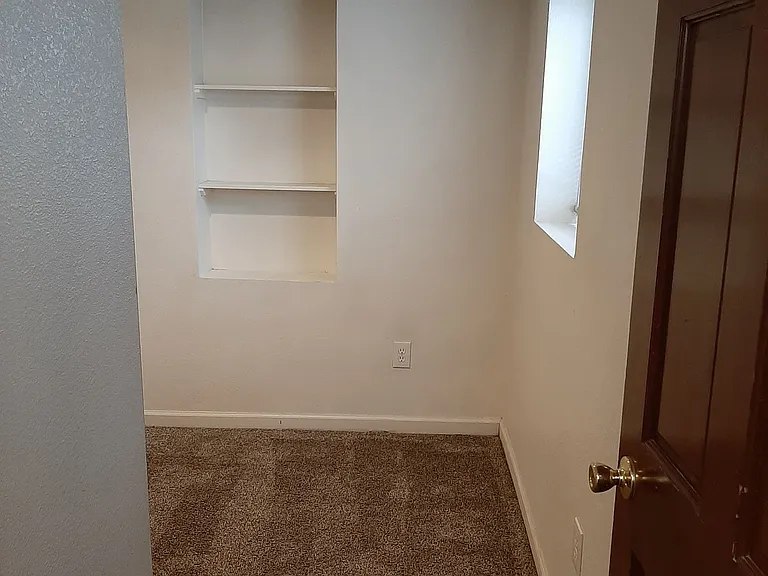 College Housing - 4 bedrooms — Photo 40