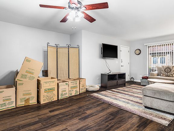 3rd image of 6441 N Northwest Hwy #1B