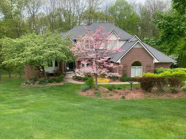 10008 Maple Valley Dr, Clarkston, MI 48348