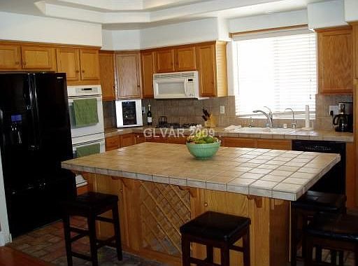 2nd image of 684 Vineland Ave