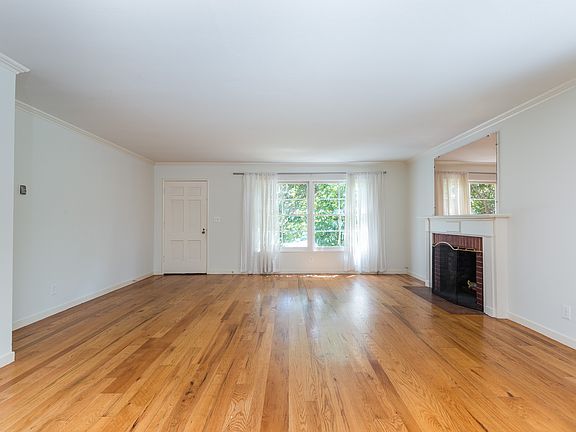 4th image of 307 Stanford Ave