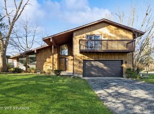 825 Elm St, Algonquin, IL 60102