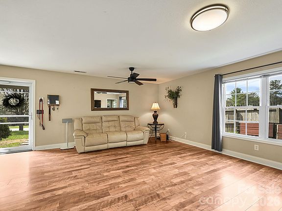 3rd image of 7 Mahogany Rd