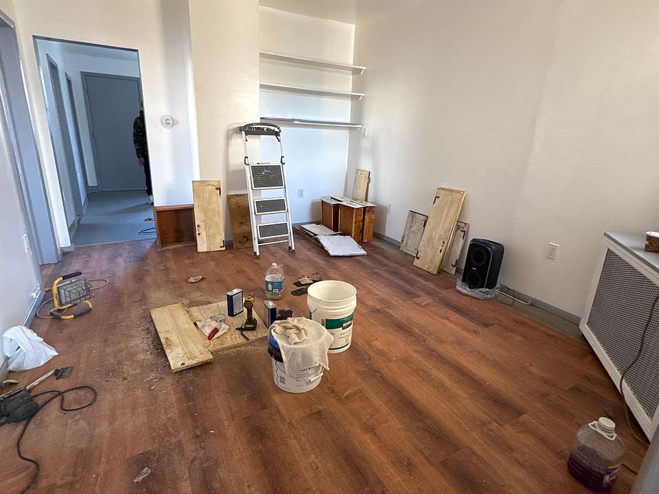 OTHER SIDE OF LIVINGROOM.