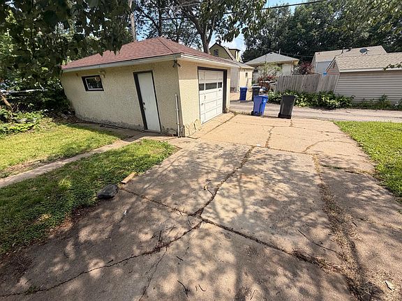 4th image of 2140 Bush Ave E