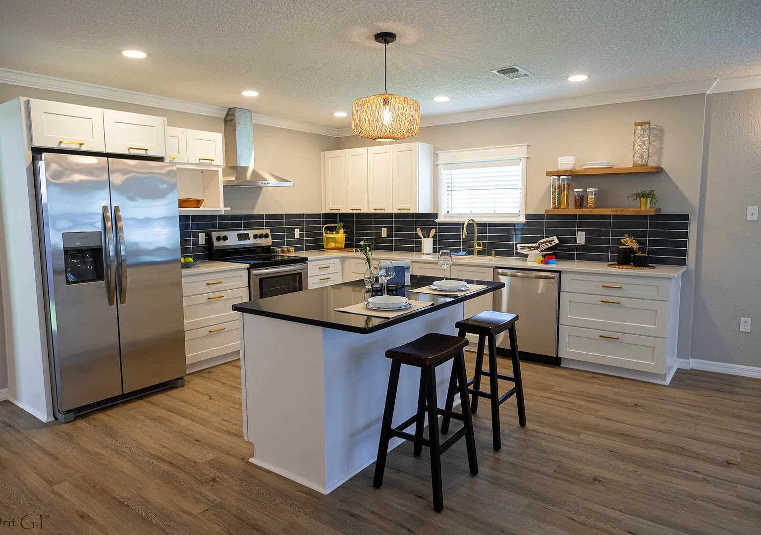 Your Dream Home Awaits: Modern 2-Bed, 2-Bath Residence with Ample Outdoor Storage for Boat, RV, a... — Photo 3