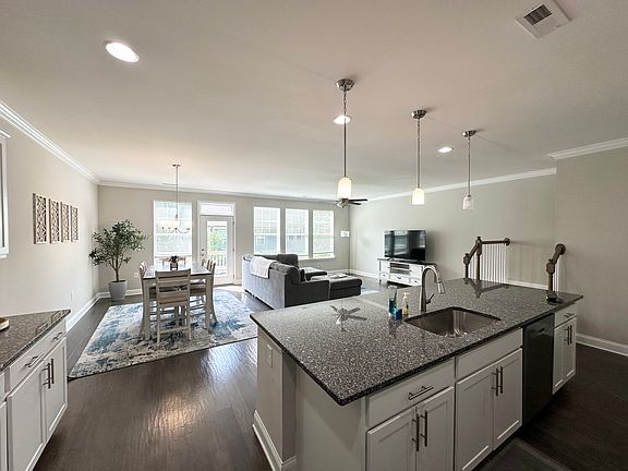 4th image of 304 Fenella Dr