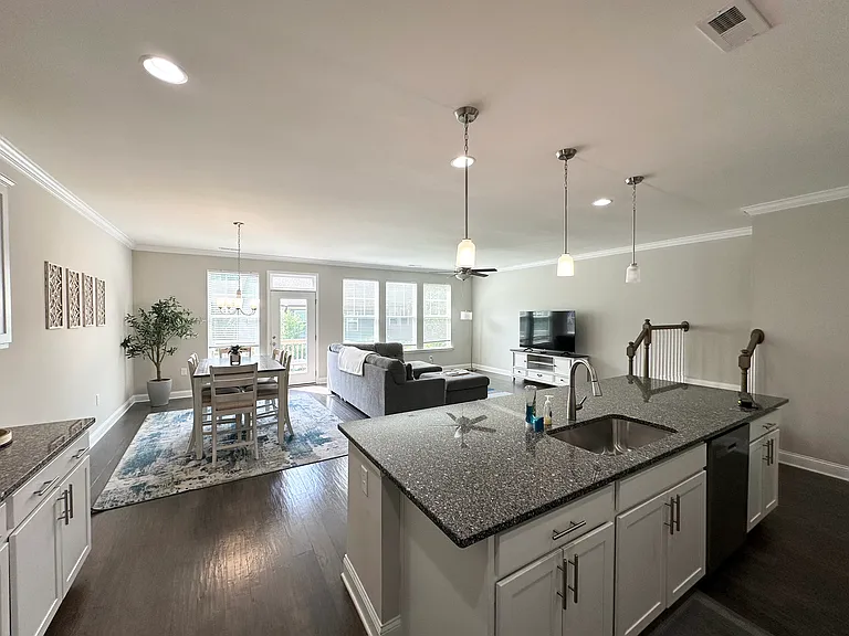 304 Fenella Dr — Photo 9