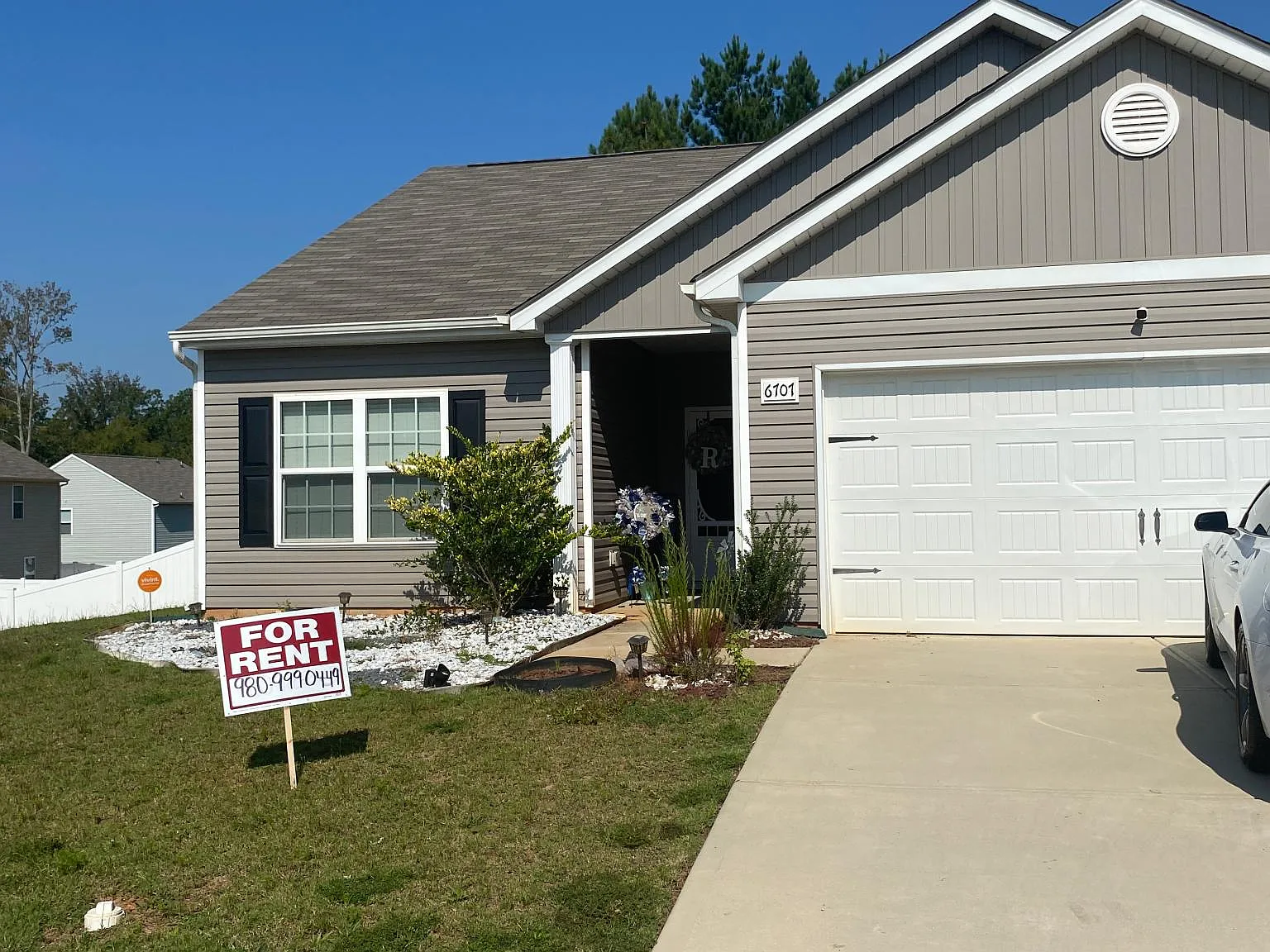 3 bed, 1400 sqft, $2,300 — Photo 2