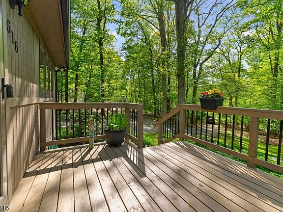 5th image of 616 Woodglen Rd