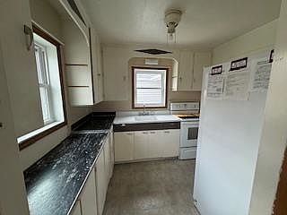 3rd image of 595 E Kinder St