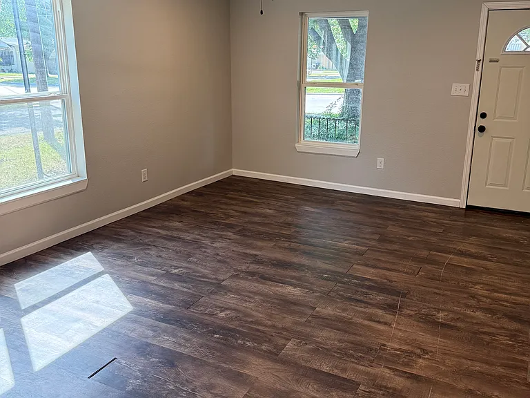 1003 W 3rd St — Photo 19