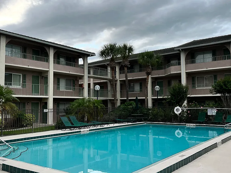 121 Oyster Bay Cir #360 — Photo 2