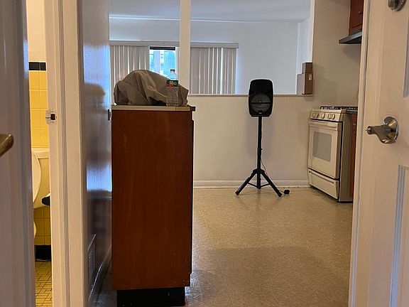 3rd image of 517 Hollywood Ave Floor 1