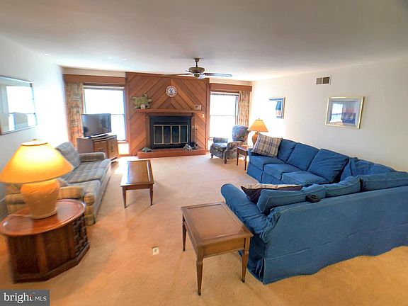 4th image of 977 Hawksbill St