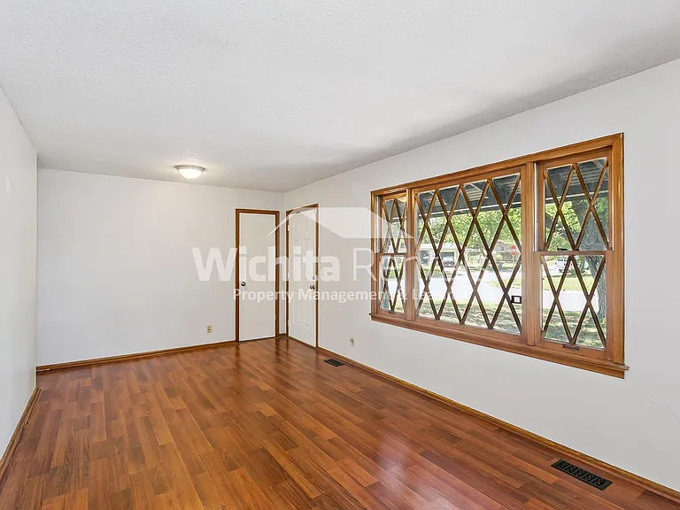 1400 N El Paso Dr — Photo 3