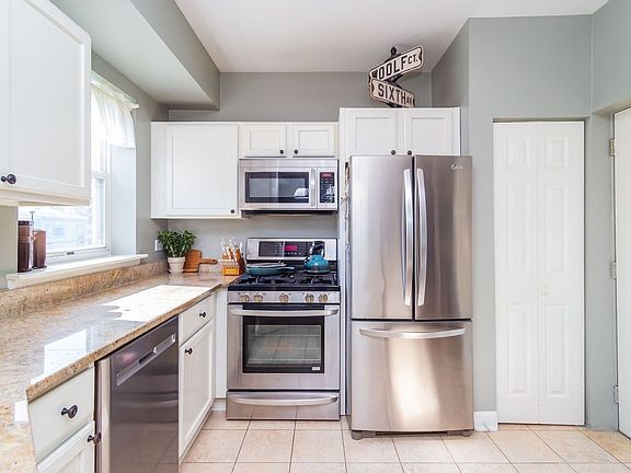 3rd image of 2549 W Sunnyside Ave #2