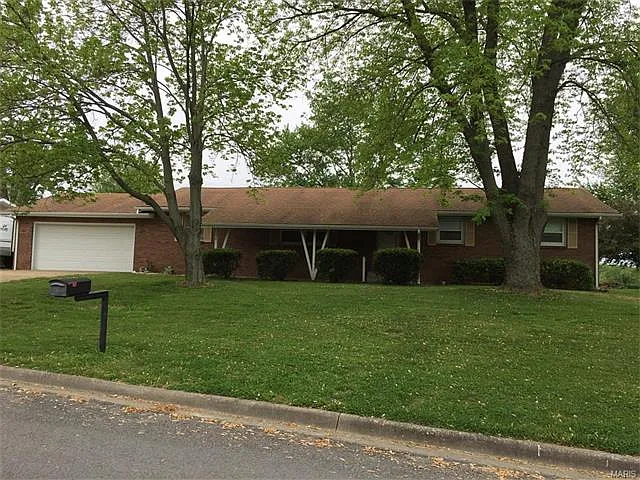 1009 Hillcrest Dr photo 1