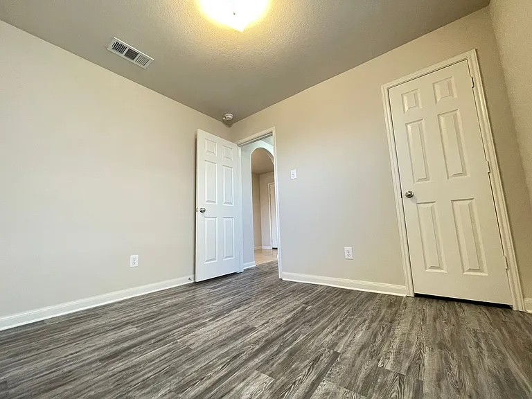207 Dodge City Trl — Photo 4