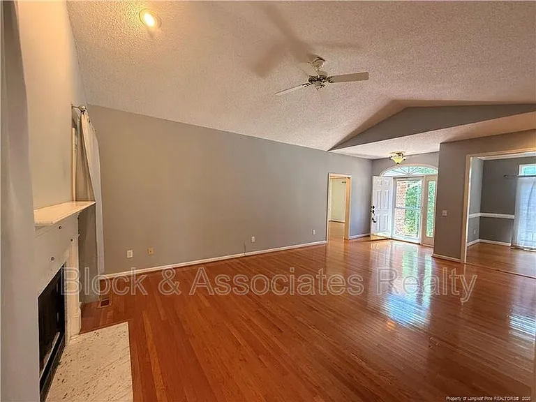 995 Greenbriar Dr — Photo 3