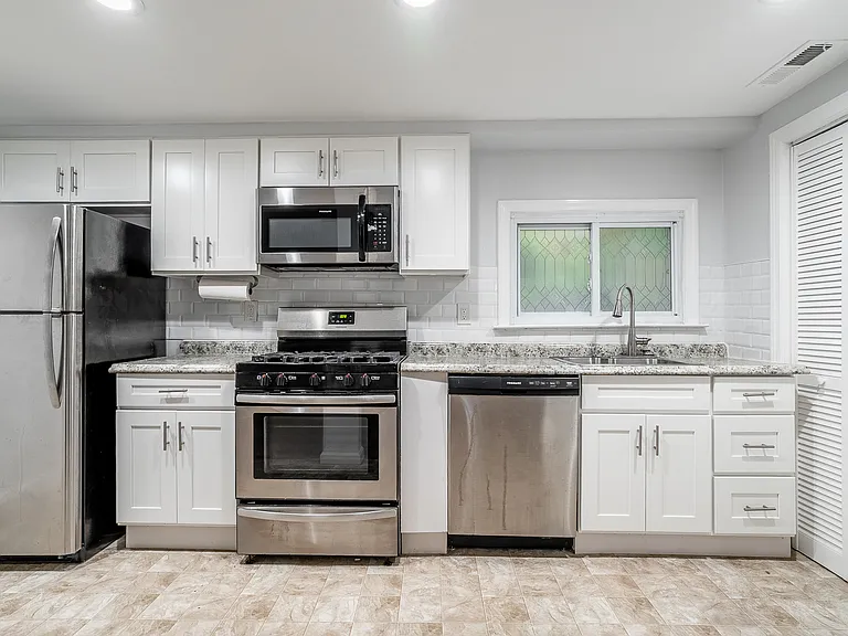 17 W Buckingham Ave — Photo 5