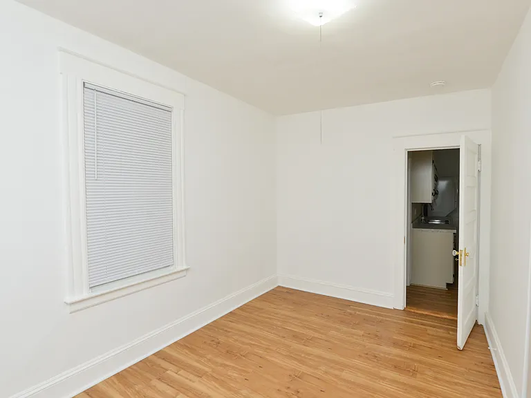 390 Clinton St — Photo 13