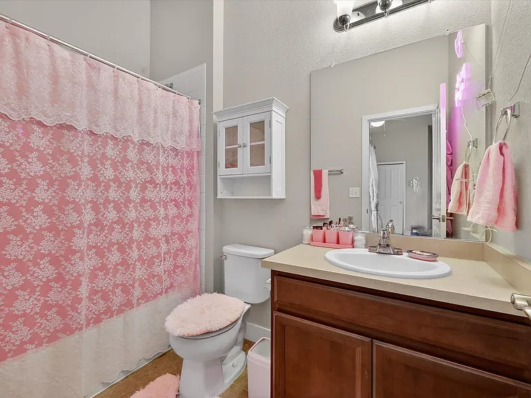 En suite bathroom for the 2nd bedroom