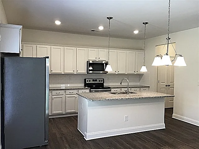 4 bed, 2.5 bath, 2620 sqft, $2,500 — Photo 3