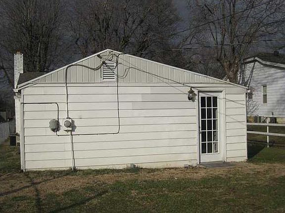 2nd image of 828 W Idlewild Dr