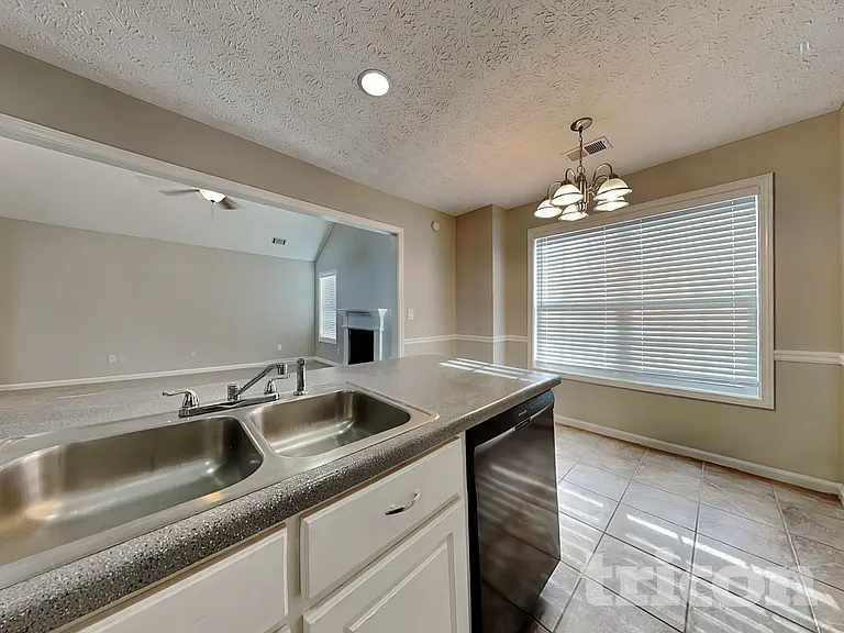 2051 Meadowglen Ln — Photo 8