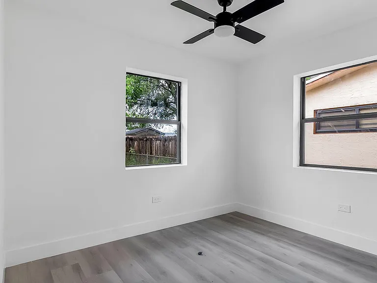 5015 SW 25th St — Photo 12