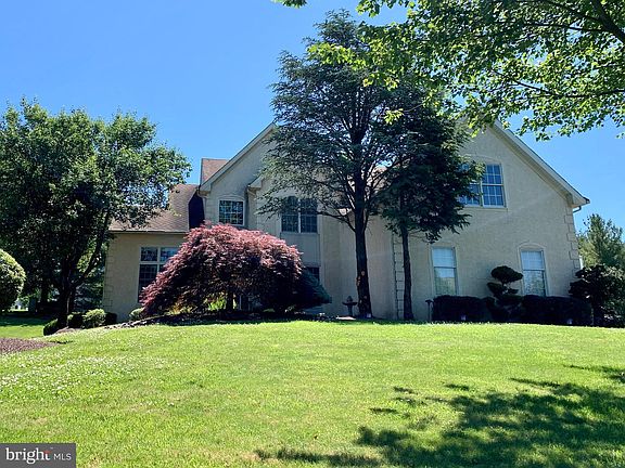 4th image of 40 Yale Dr