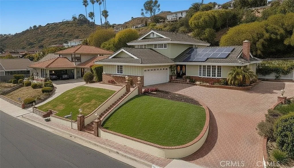 4 bed, 2000 sqft, $6,000 — Photo 1