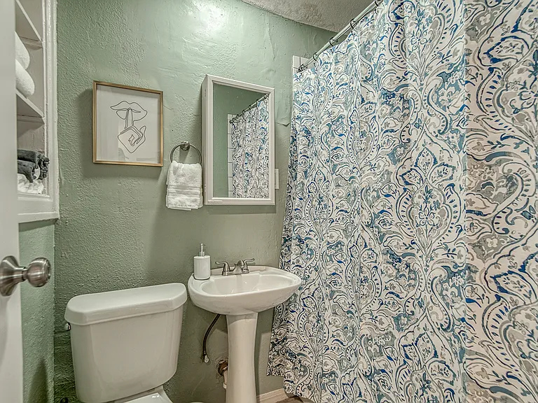 720 W 37th St #2 — Photo 10