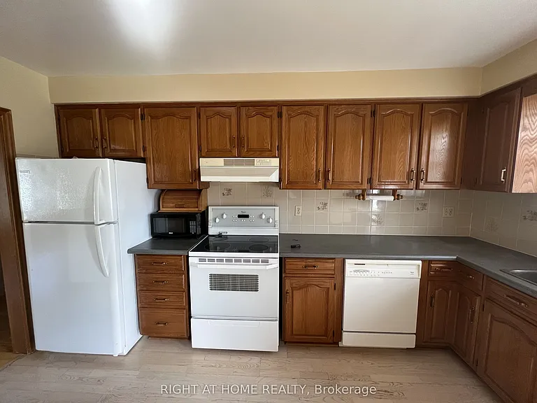 9 Dewlane Dr #MAIN FLOOR — Photo 6
