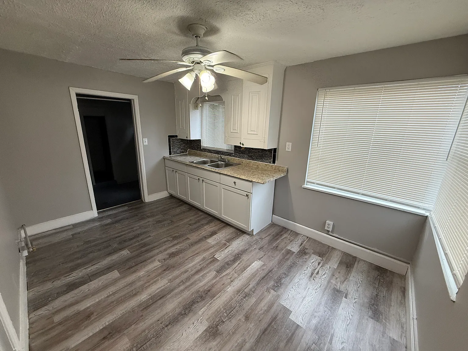 Eastside 2 bedroom ranch, ready to move in. — Photo 3