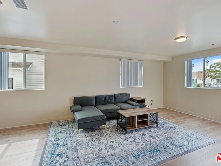 5912 S Flower St — Photo 9