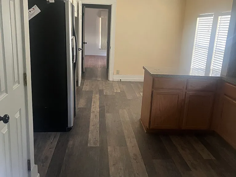 207 S Lennox St — Photo 8