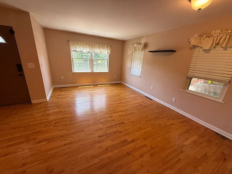 908 Churchill Cir — Photo 2