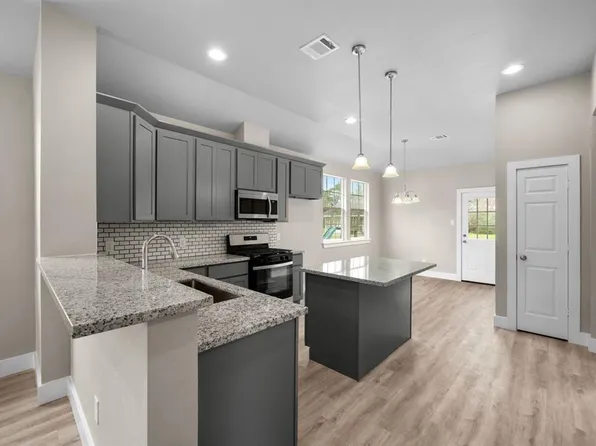 1022 Morris St, East Bernard, TX 77435
