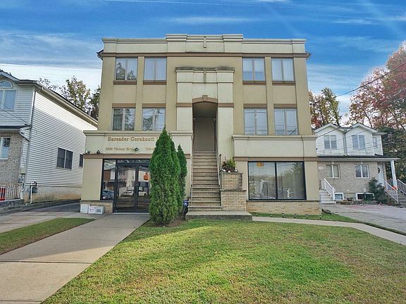 3rd image of 3350 Victory Blvd #B