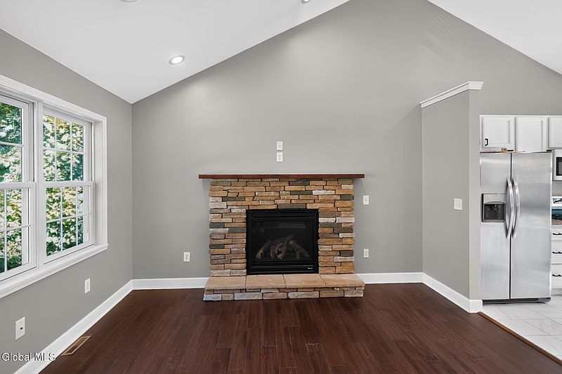 4th image of 15 St Claire Avenue
