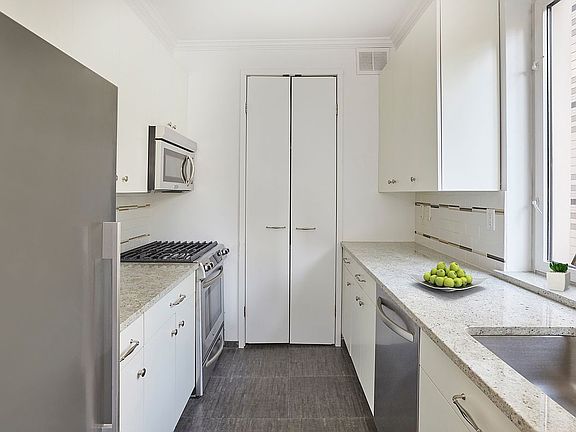 5th image of 205 E 68th St #T3f