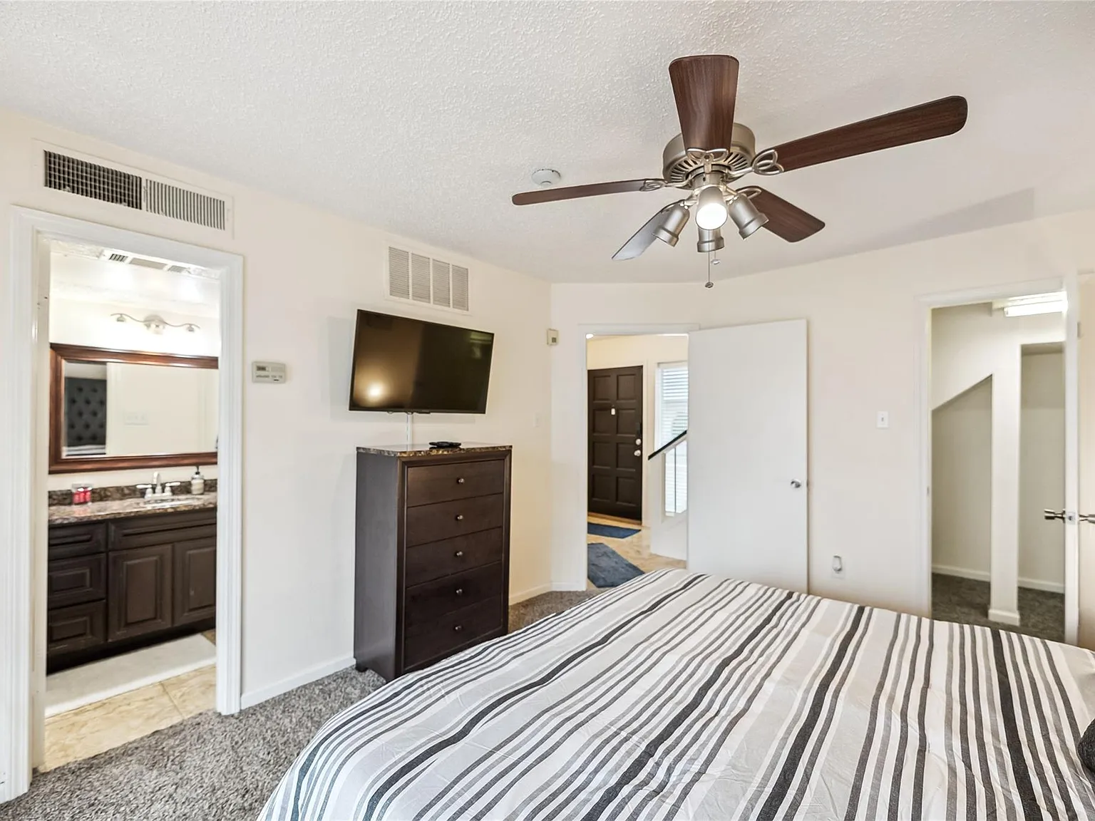 2 bed, 1275 sqft, $1,995 — Photo 2