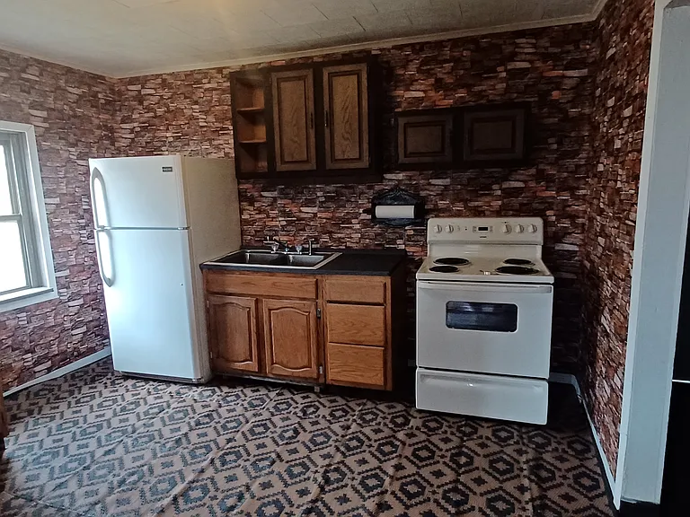 128 1/2 Trump Ave — Photo 5